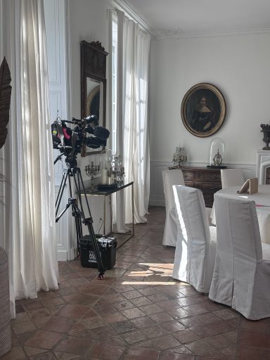 Tournage de Bienvenue chez nous au Clos Notre Dame, ancien hôtel particulier à Poitiers