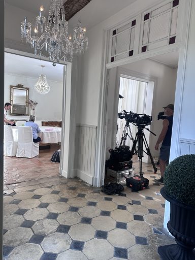 Tournage de Bienvenue chez nous dans la salle à manger du Clos Notre Dame à Poitiers