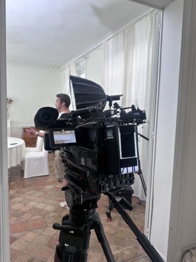 Équipe de tournage de Bienvenue chez nous dans l’entrée historique du Clos Notre Dame à Poitiers