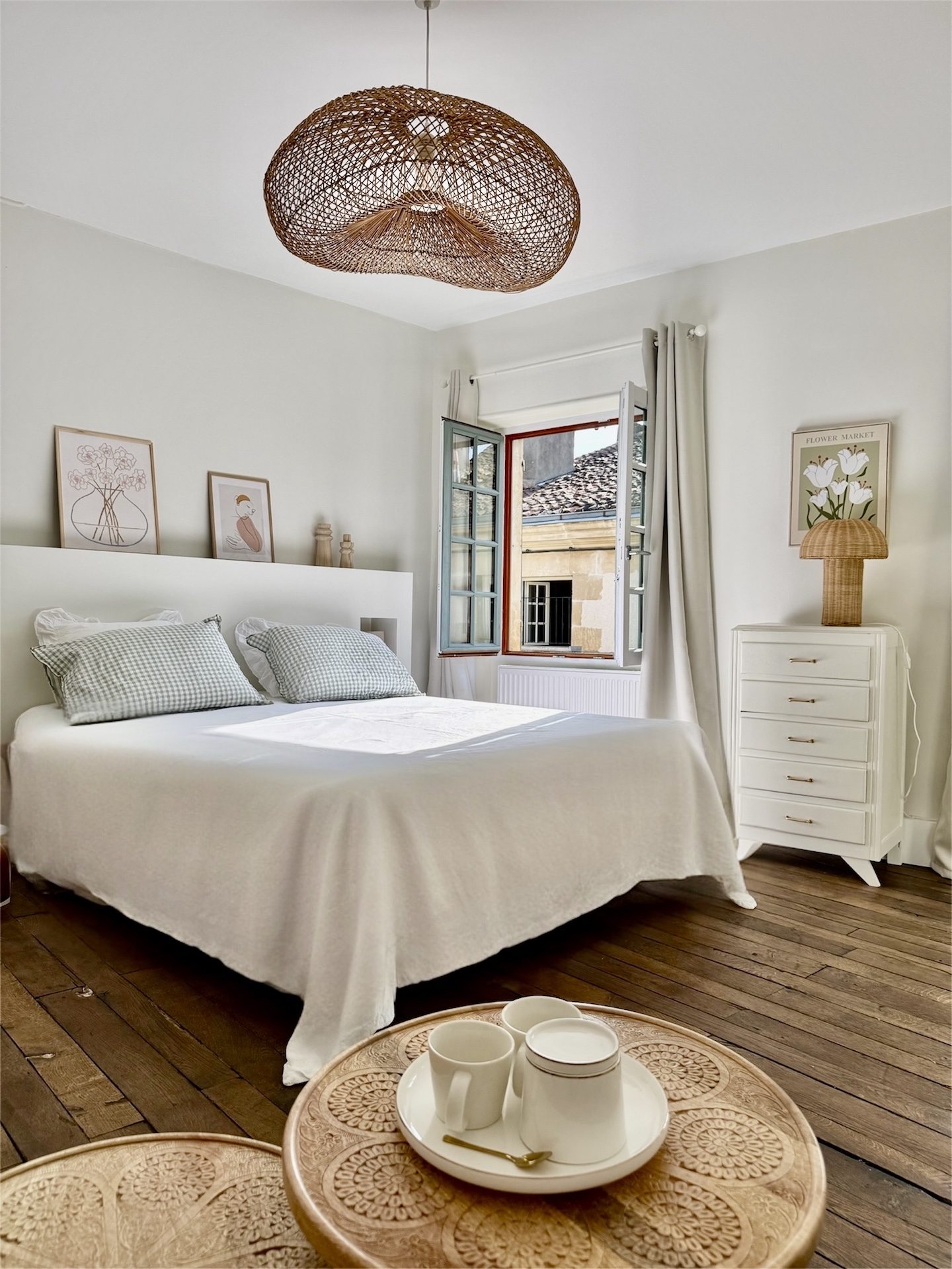 Suite Saint-Pierre à Poitiers centre avec lit queen size, tête de lit en bois, parquet et lumière naturelle.