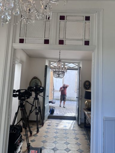 Caméras de télévision installées pour Bienvenue chez nous au Clos Notre Dame